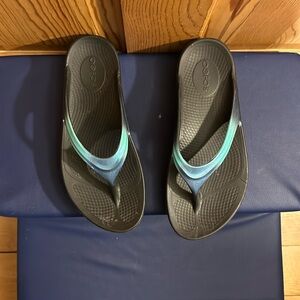 Lightly used mermaid blue/teal Oofos